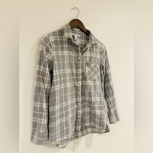 Old Navy classic fit cotton button-up. Light grey and white, size small.